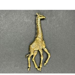 Gold Giraffe Brooch